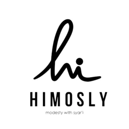 Logo merek Himosly menampilkan tulisan "hi" yang sederhana dan elegan, diikuti dengan slogan "modesty with syari," mencerminkan nilai-nilai kesederhanaan dan keberagaman.