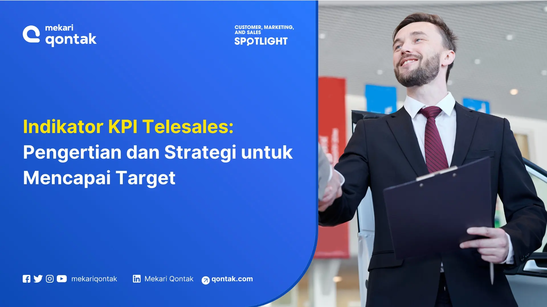 Seorang profesional berpakaian formal mempresentasikan informasi tentang KPI Telesales, dengan latar belakang aktivitas bisnis modern.