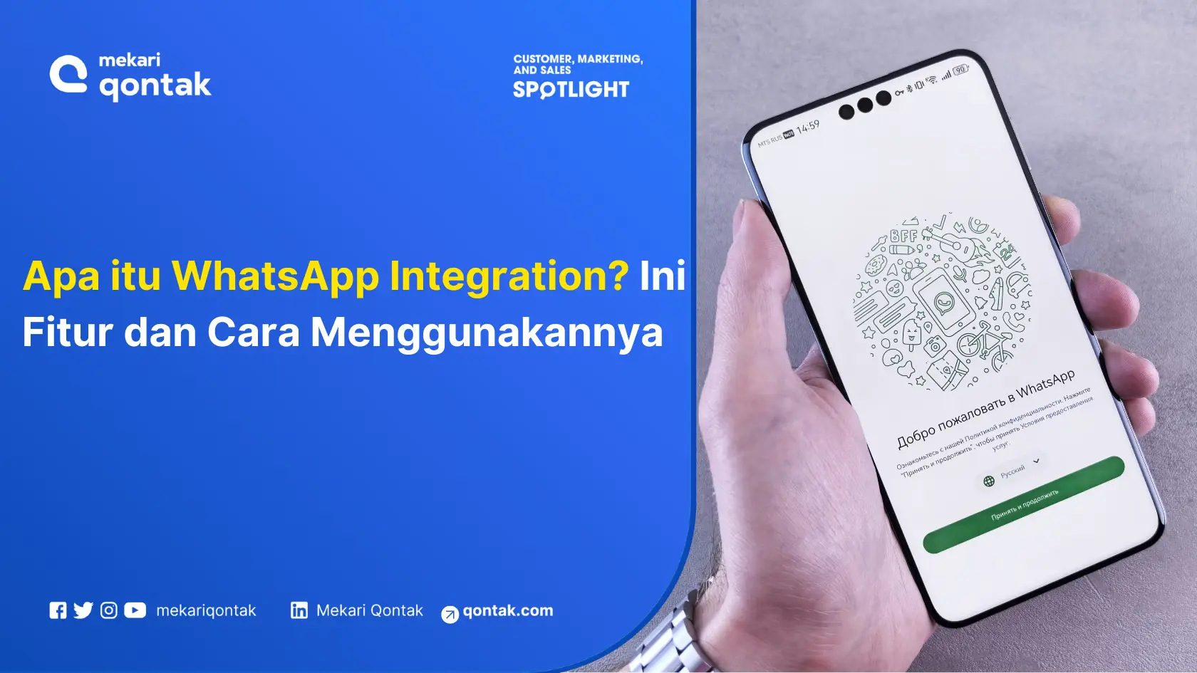 Sebuah ponsel dipegang seseorang, menampilkan tampilan aplikasi WhatsApp dengan teks selamat datang, dikelilingi latar belakang yang bersih dan sederhana.
