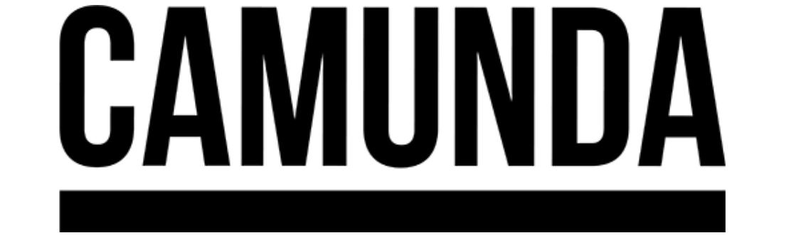 Kata "CAMUNDA" ditampilkan dengan huruf kapital tebal yang mencolok, dikelilingi latar belakang putih. Ini menunjukkan identitas merek atau logo yang kuat.