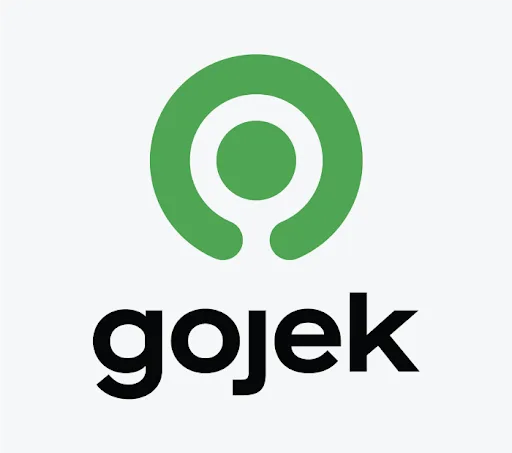 Logo Gojek, dengan simbol bulat hijau dan tulisan hitam, mewakili layanan transportasi dan pengantaran di Indonesia, menghubungkan konsumen dengan mitra pengemudi.