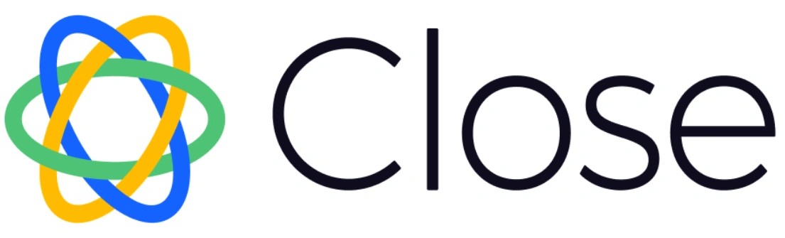 Logo dengan desain modern menggunakan elemen berbentuk gelombang dan teks "Close," menciptakan identitas visual yang bersih dan profesional.
