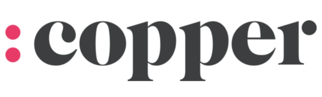 Logo dengan tulisan "copper" berwarna abu-abu dan aksen merah muda, menciptakan kesan modern dan elegan dalam konteks branding.