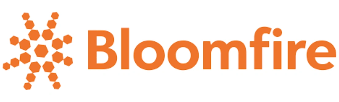 Logo Bloomfire menampilkan elemen dengan bentuk heksagonal berwarna oranye, menciptakan kesan dinamis dan modern, mencerminkan inovasi dalam berbagi pengetahuan.