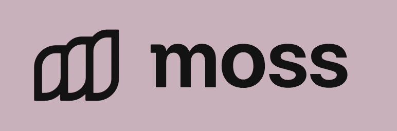 Logo dengan desain minimalis terdiri dari elemen bergelombang dan teks "moss" yang ditampilkan di latar belakang berwarna pastel.
