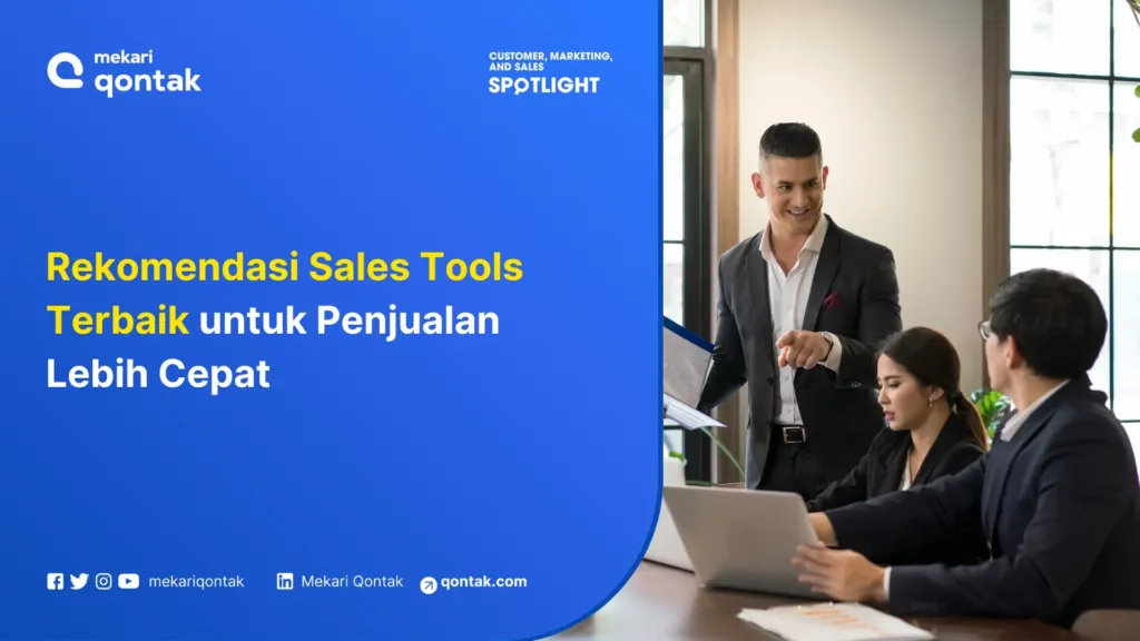 Ilustrasi Rekomendasi Sales Tools Terbaik untuk Penjualan Lebih Cepat Seorang pria berbicara dengan percaya diri di ruang rapat, menjelaskan alat penjualan kepada dua kolega yang mendengarkan dan mencatat.
