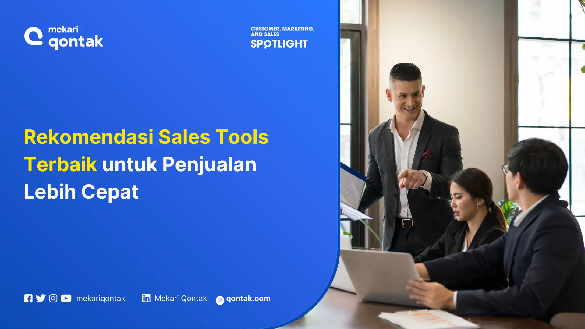 Seorang pria berbicara dengan percaya diri di ruang rapat, menjelaskan alat penjualan kepada dua kolega yang mendengarkan dan mencatat.
