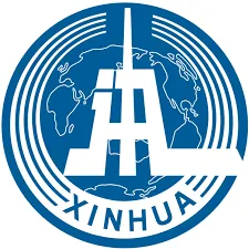 Logo berwarna biru dengan simbol gedung dan dunia, menandakan Xinhua sebagai sumber berita dan informasi global. Desain ini menunjukkan modernitas dan jangkauan internasionalnya.