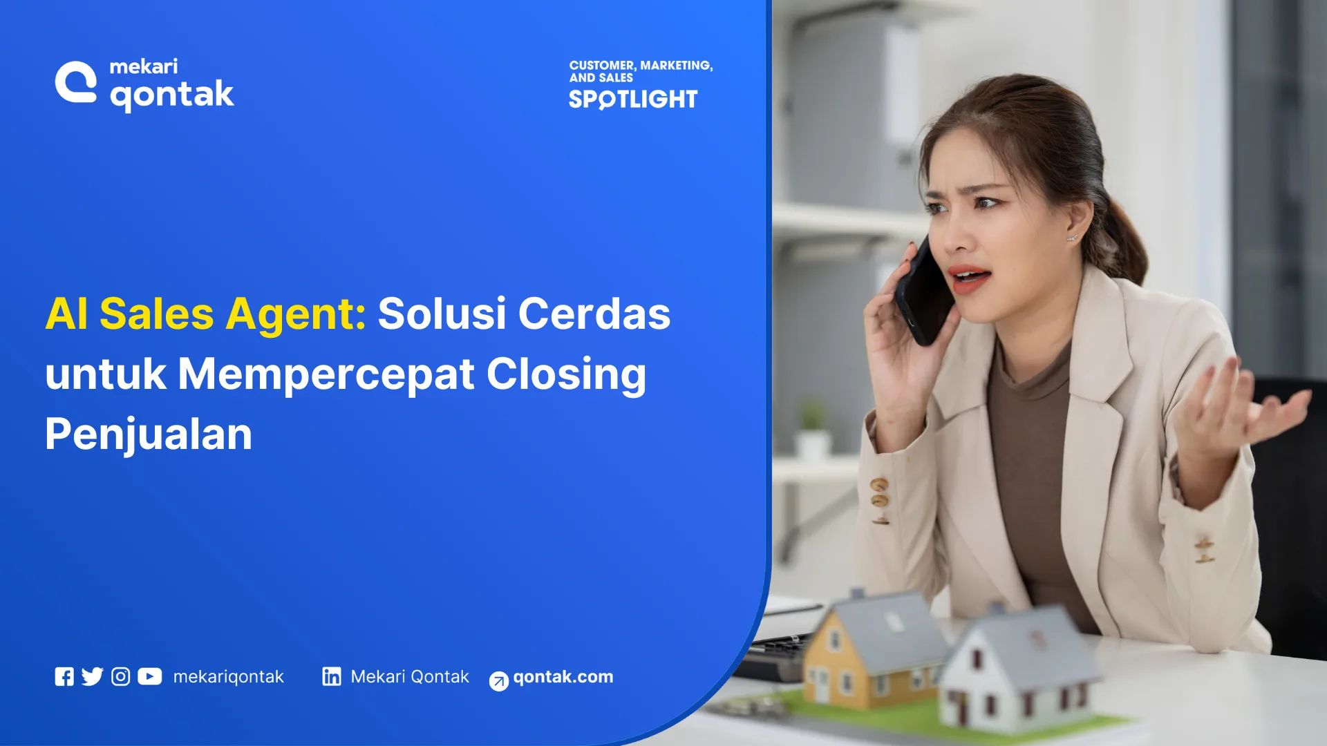 Seorang agen penjualan menggunakan telepon sambil berbicara, dikelilingi oleh elemen kantor modern dengan miniatur rumah sebagai simbol penjualan.