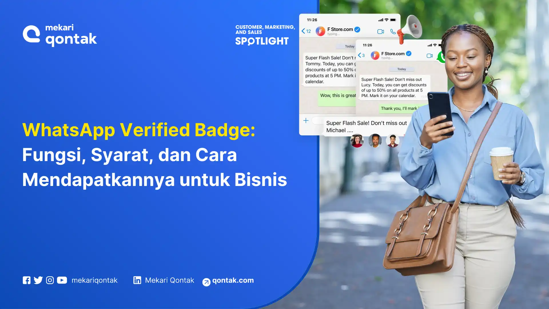 Seorang wanita memegang ponsel dan cangkir kopi sambil membaca pesan WhatsApp tentang penawaran diskon. Latar belakangnya adalah jalan perkotaan yang cerah.