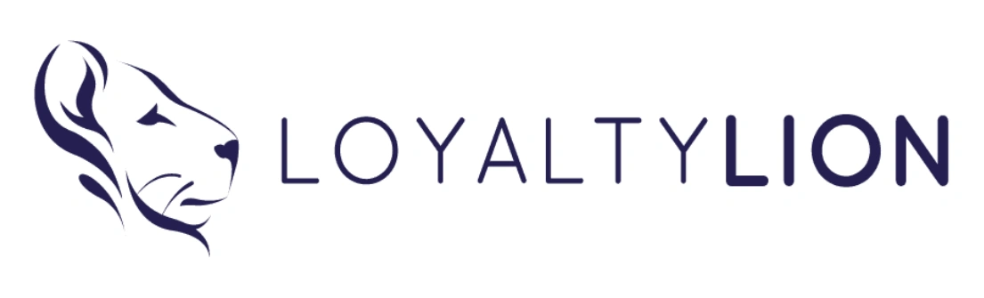 Singa yang ditampilkan mengawasi dengan tajam, melambangkan kekuatan dan kesetiaan, dikelilingi oleh teks "LOYALTY" yang menekankan tema loyalitas dalam konteks brand.