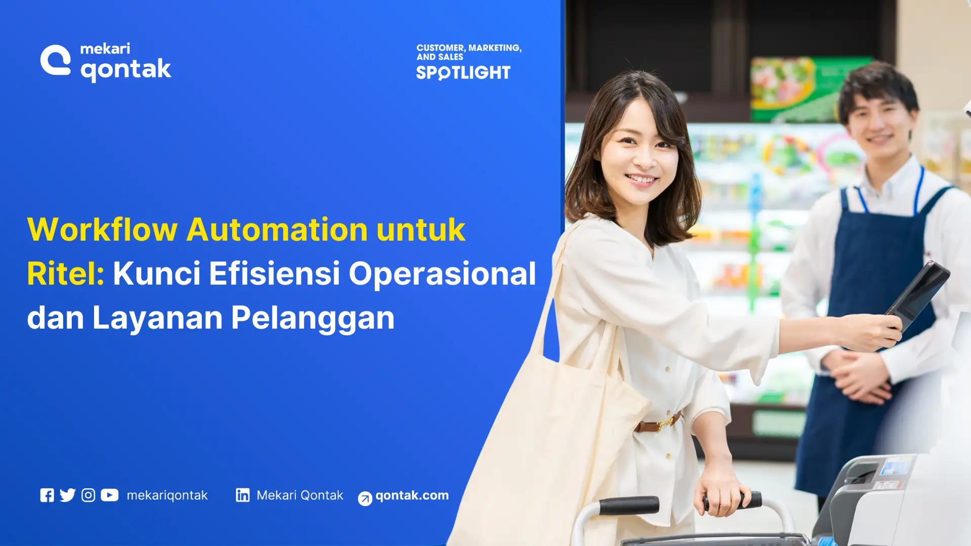 Seorang pembeli menggunakan perangkat pemindai di konter kasir toko ritel modern, sementara staf menunggu dengan menawarkan bantuan.
