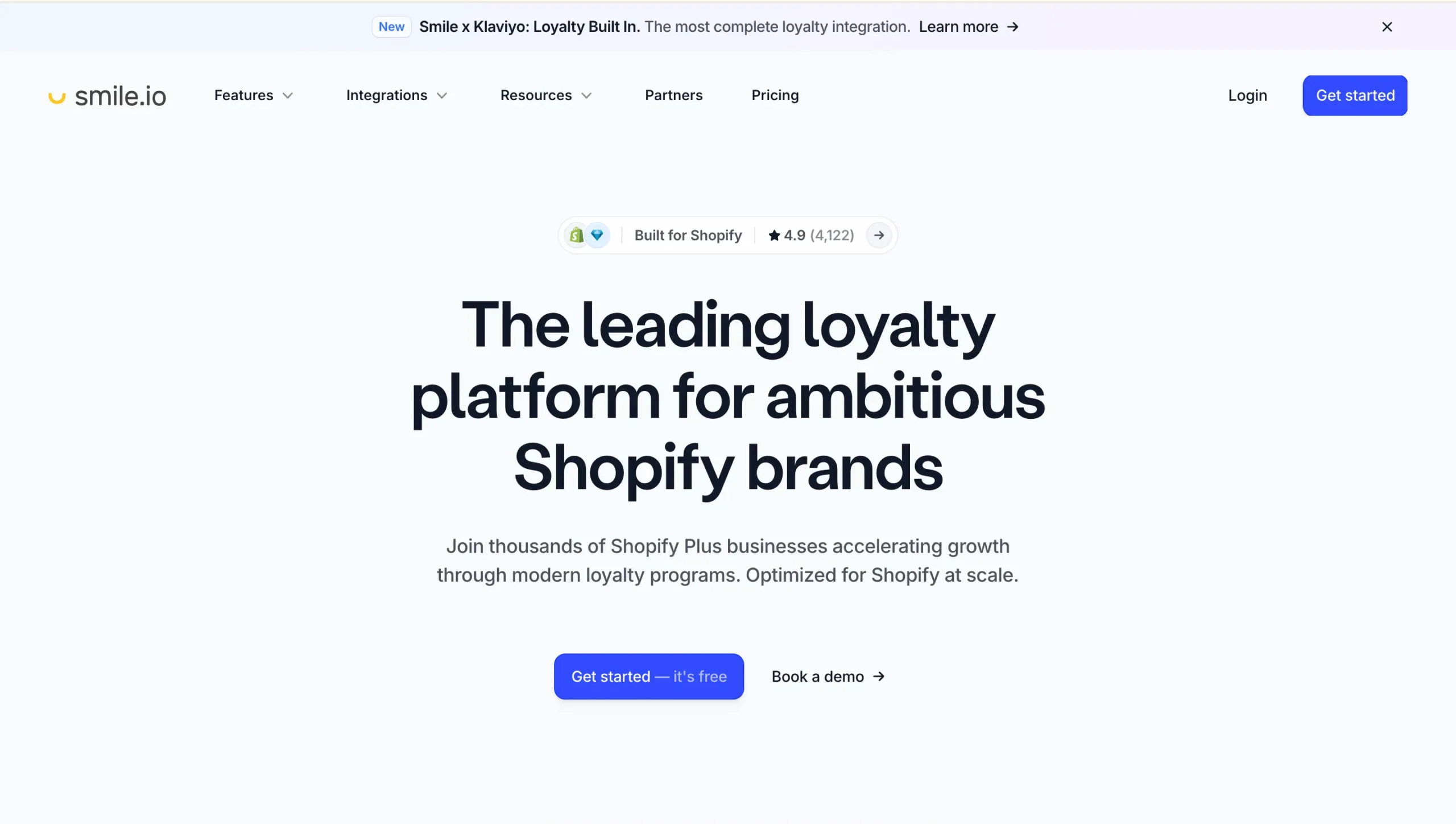 Smile.io Landing Page best customer loyalty platform-Platform loyalti terkemuka membantu merek Shopify ambisius mengembangkan bisnis dengan program modern. Pengguna didorong untuk mulai menggunakan atau meminta demo.