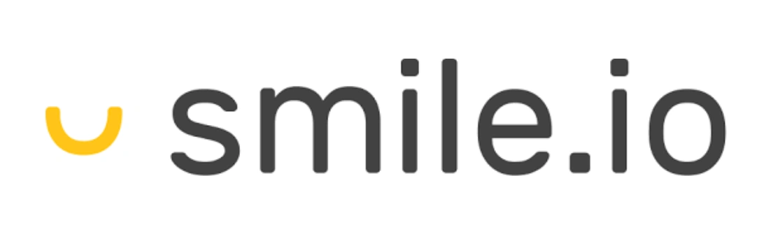 Logo berbentuk tulisan "smile.io" menonjol dengan aksen kuning, menciptakan daya tarik visual dalam konteks branding digital yang ceria.