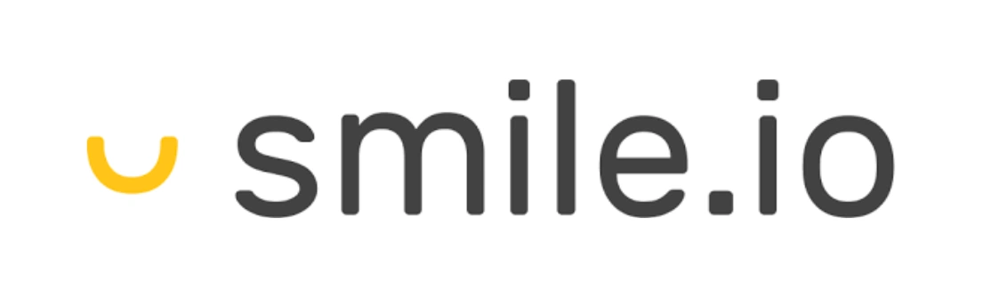 Sebuah logo sederhana menampilkan teks "smile.io" dengan huruf hitam dan ikon wajah tersenyum berwarna kuning, menciptakan kesan ramah dan positif, cocok untuk layanan digital.