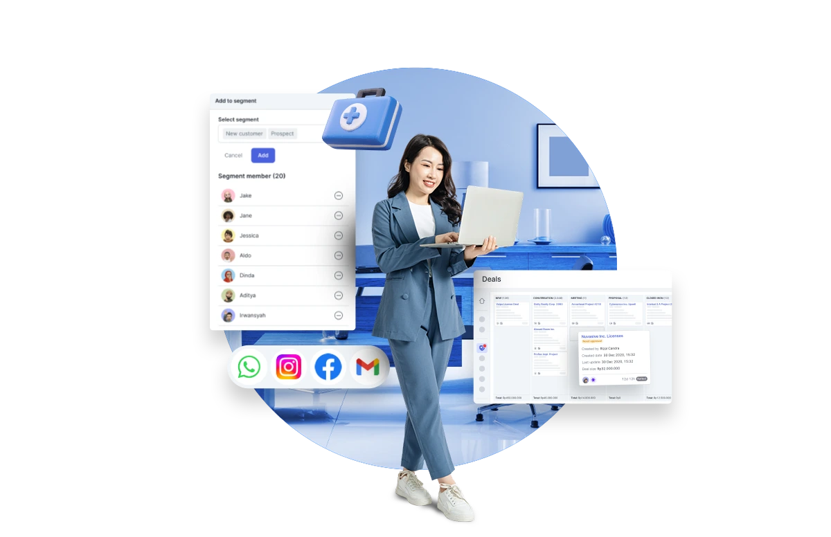 Seorang wanita muda berdiri sambil memegang laptop, dikelilingi oleh antarmuka perangkat lunak di latar belakang, menampilkan suasana kerja digital modern.